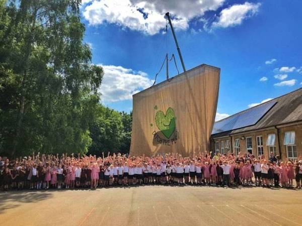 Pelajar Sekolah Rendah Fitzmaurice bergambar bersama beg jut terbesar di dunia.- Foto SWNS