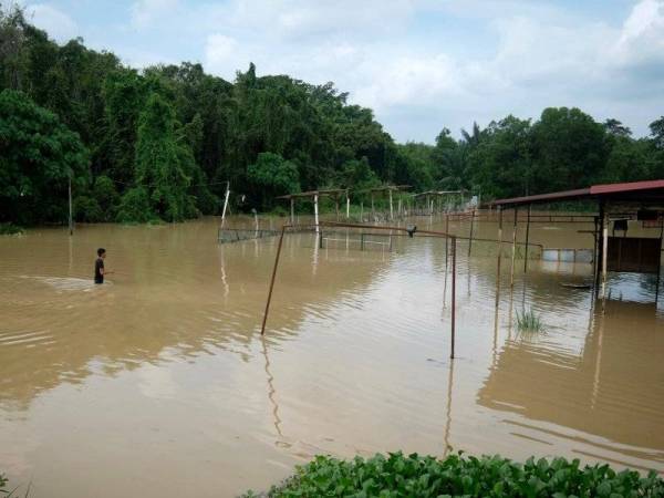 Hujan berpanjangan awal pagi semalam telah menyebabkan beberapa kawasan di sekitar Alor Gajah ditenggelami air. - Foto Bernama