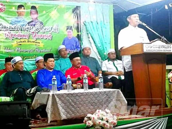 Mat Nadzari berucap pada Jamuan dan Ceramah Perpaduan Ummah Sabak Bernam di Markas Pas Batu 1, Tebuk Pulai di sini.