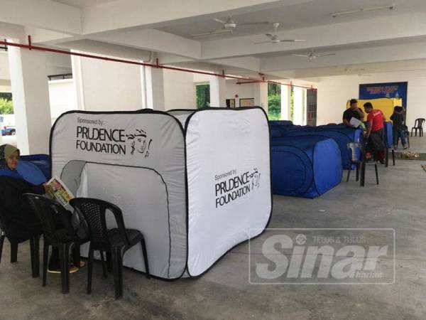 Pusat Perpindahan Sementara bagi mangsa-mangsa banjir di SK Belimbing Dalam, Durian Tunggal.