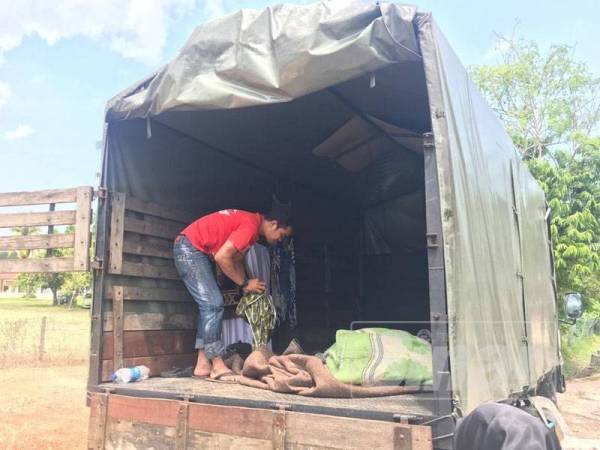 Lori tiga tan yang menjadi tempat lapan sekeluarga bermalam selepas rumah mereka di Kampung Belimbing di Durian Tunggal ditenggelami air.