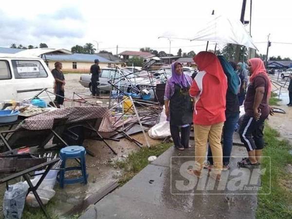 Keadaan di pasar malam Pekan Selising selepas kejadian ribut tadi.