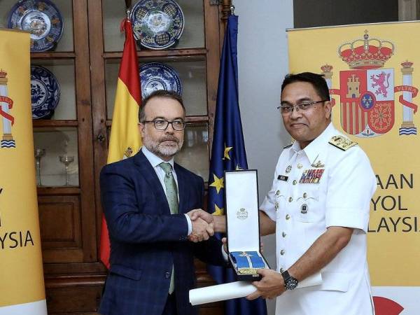 Duta Sepanyol, Jose Miguel Corvinos (kiri) menyerahkan hiasan Sepanyol kepada ketua Tentera Laut Diraja Malaysia (RMN), Laksamana Datuk Mohd Reza Mohd Sany (kanan) semasa upacara penyerahan Tali Perintah Awam Merit di Kediaman Duta Sepanyol hari ini. Foto: Bernama