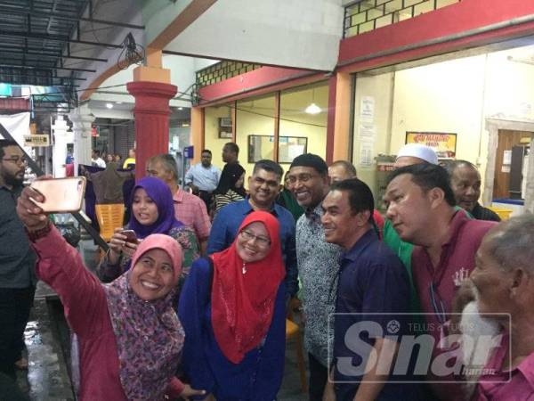 Zambry (tengah) sempat meluangkan masa berswafoto bersama penduduk Manong di sini, petang tadi.