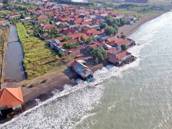 Kawasan pesisir pantai di Indonesia mengalami hakisan yang teruk pada setiap tahun.
