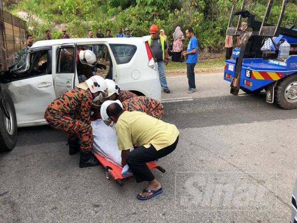 Anggota bomba mengeluarkan mangsa yang terlibat dalam kemalangan awal pagi tadi.