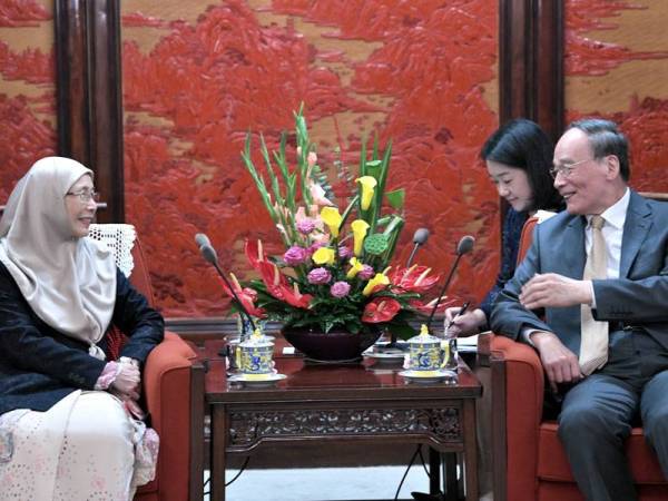 Dr Wan Azizah (kiri) mengadakan kunjungan hormat ke atas Naib Presiden China Wang Qishan di Zhongnanhai sempena lawatan rasmi ke negara itu, hari ini. -Foto Bernama