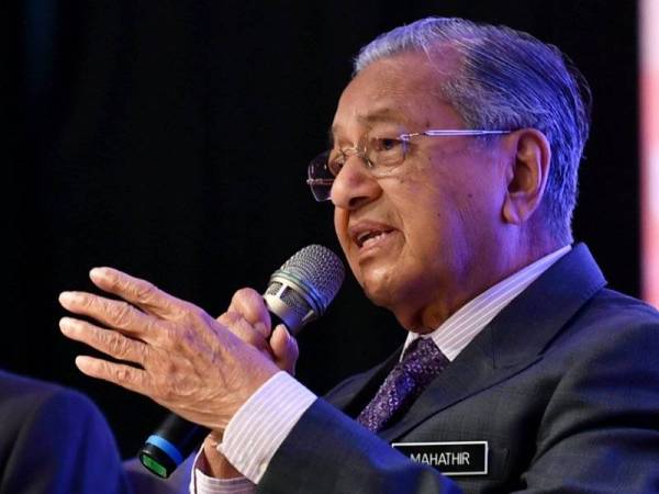 Perdana Menteri Tun Dr Mahathir Mohamad berdialog bersama Ketua-Ketua Pegawai Eksekutif Industri pada Persidangan Pendidikan Latihan Teknikal dan Vokasional (TVET) dan Sesi Dialog Bersama Ketua-Ketua Pegawai Eksekutif Industri hari ini. -Foto Bernama