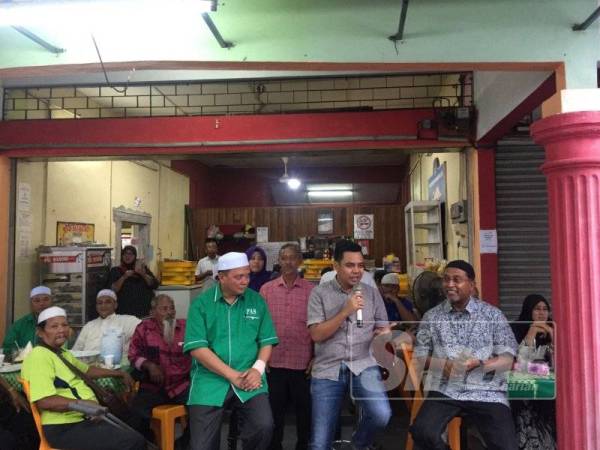 Zambry (kanan) ketika sesi dialog bersama penduduk DUN Manong di Kedai Pau Manong, lewat petang semalam.