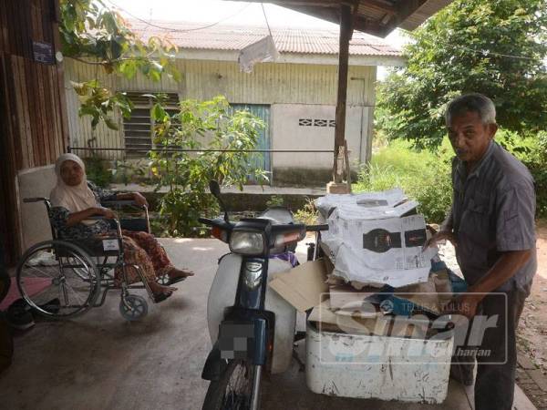 Motor roda tiga yang digunakan Sabri untuk mengumpul barangan lusuh dan kadang kala digunakan untuk membawa ibunya ke hospital.