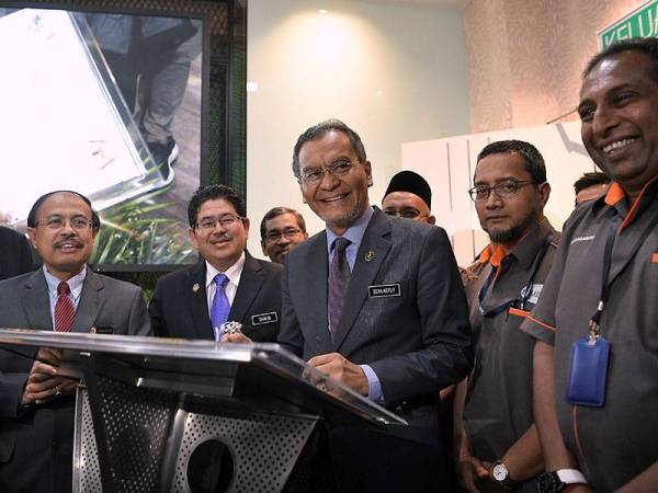 Menteri Kesihatan Datuk Seri Dr Dzulkefly Ahmad (tiga, kanan) menandatangani plak perasmian dan pelancaran Laman Web Pusat Latihan Simulasi & Kemahiran Hospital Kuala Lumpur (HKL) hari ini. - Foto BERNAMA