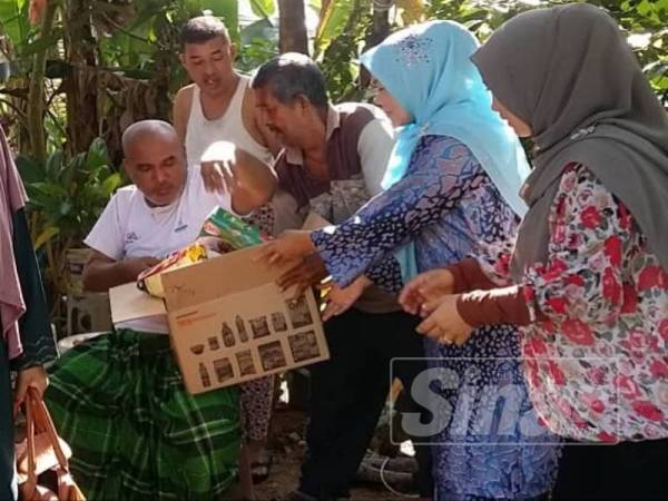 Salema (dua,kanan) melawat anak serta sepupu Mohamad (tengah) di Kampung Gatal.