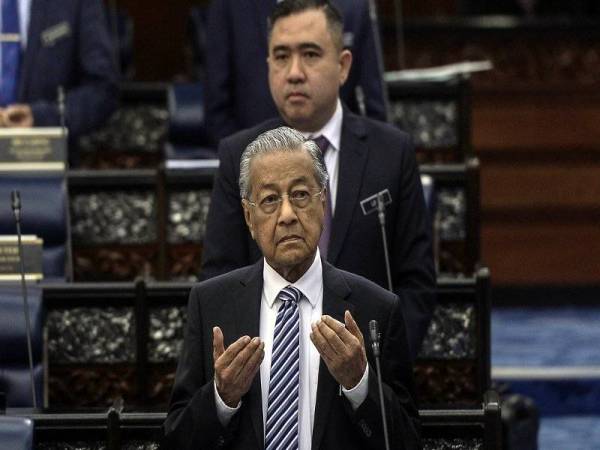 Perdana Menteri Tun Dr Mahathir Mohamad mengaminkan doa pada Persidangan Dewan Rakyat di Parlimen hari ini. - Foto Bernama