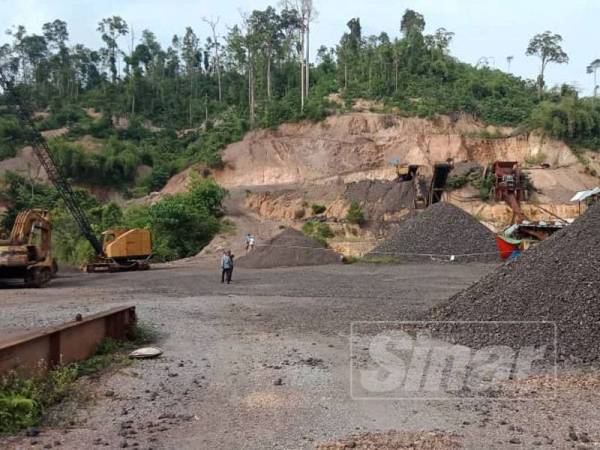 Lombong mangan di Aring 11, Kuala Koh, di sini boleh beroperasi sedangkan kelulusan jabatan tidak diperolehi. 