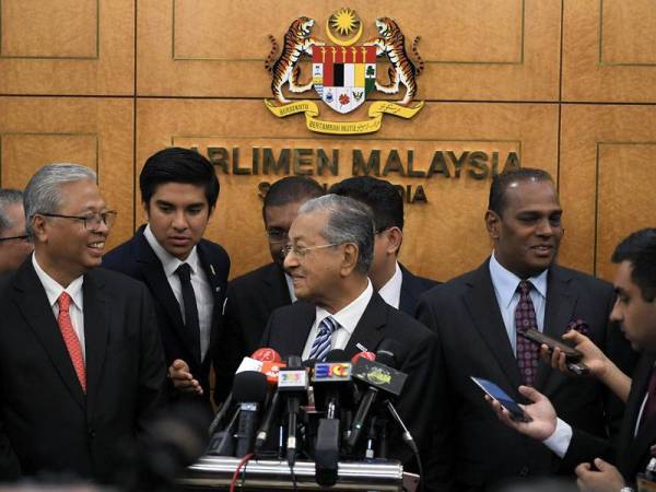 Perdana Menteri Tun Dr Mahathir Mohamad (tengah) ketika sidang media pada Persidangan Dewan Rakyat di lobi Parlimen hari ini. - Foto BERNAMA