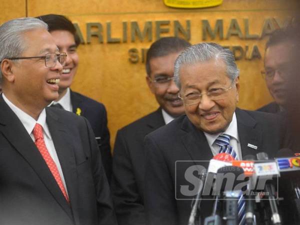 Perdana Menteri, Tun Dr Mahathir Mohamad kelihatan ceria pada sidang media di lobi Parlimen di sini hari ini. - FOTO SHARIFUDDIN ABDUL RAHIM