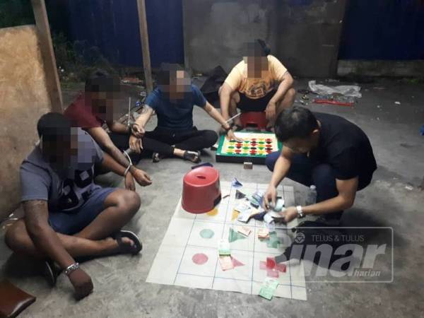 Antara yang ditahan dalam Ops Dadu di Meru, Klang, malam tadi, kerana dipercayai terlibat dalam permainan judi bola golek