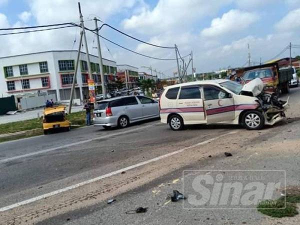 Kemalangan melibatkan tiga buah kenderaan di KM30 Jalan Temerloh - Bahau, di sini hari ini.