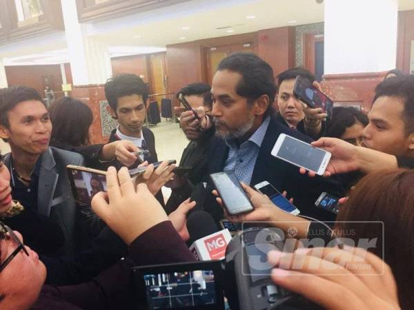 Khairy ketika ditemui media di lobi Parlimen. 