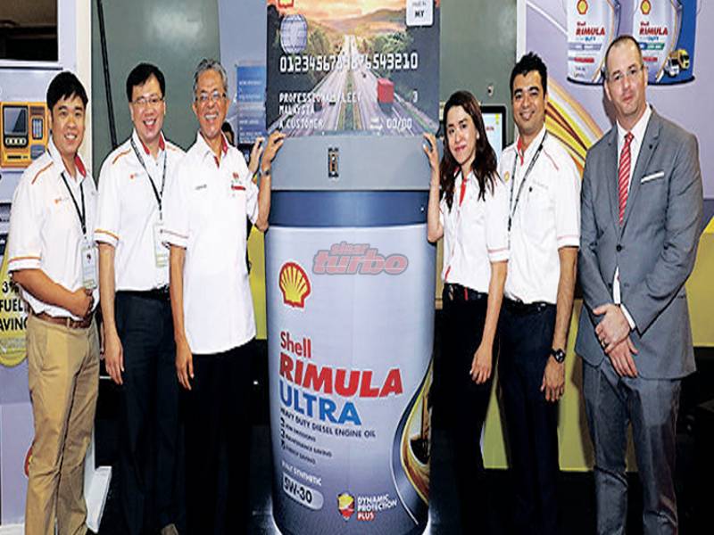 KAMARUDDIN (tiga dari kiri) bergambar dengan replika Shell Primula Ultra di MiECC baru-baru ini.