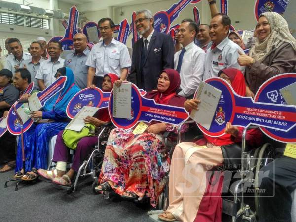 Khalid bersama penerima PBJ Wilayah Persekutuan selepas majlis penyerahan yang berlangsung di Kompleks Sukan Pantai Eco Park hari ini.