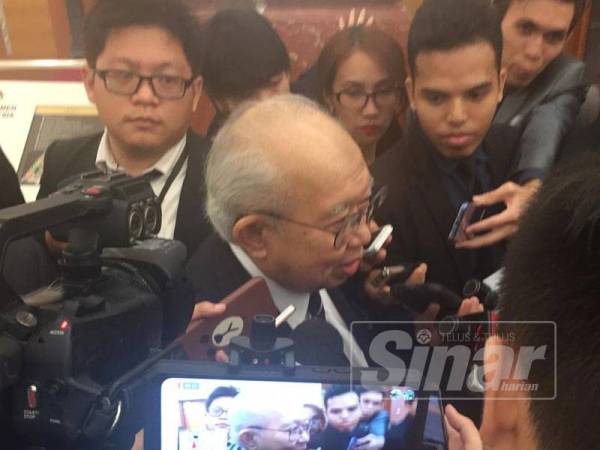 Tengku Razaleigh bercakap kepada pemberita di lobi Parlimen di sini hari ini.