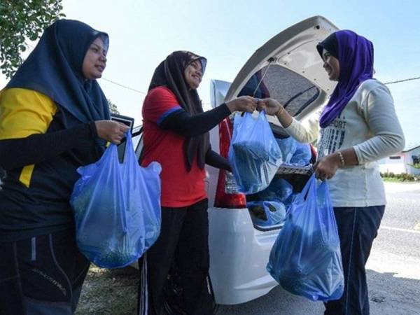 Zainur tidak menyangka perniagaan durian yang diusahakannya melalui laman sosial Facebook mendapat sambutan menggalakkan iaitu antara 70 hingga 80 tempahan sehari. - FOTO BERNAMA