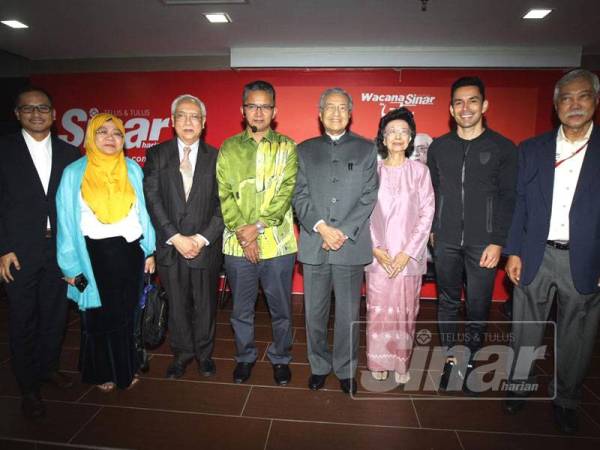 Tun Mahathir (empat, kanan) bersama isterinya, Tun Dr Siti Hasmah Mohd Ali (tiga, kanan) hadir secara mengejut pada Wacana Sinar ke-53 pada 22 Mac 2018 lalu. – Foto Sinar Harian 