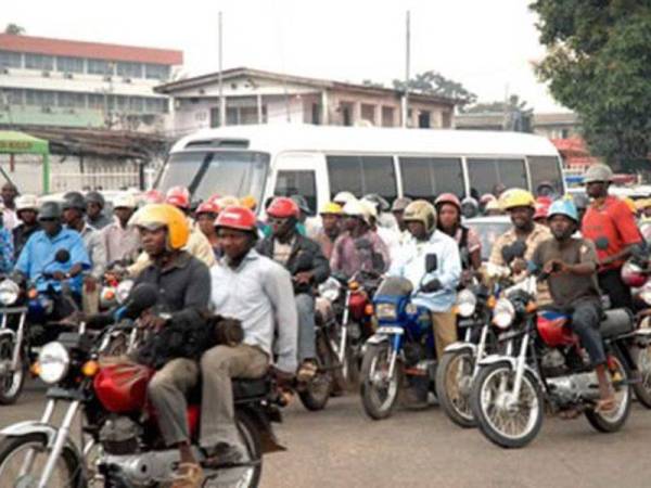 Motosikal telah menjadi pengangkutan popular di Addis Ababa untuk mengelakkan kesesakan lalu lintas.