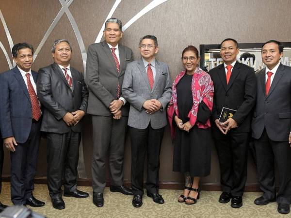 Menteri Pertanian dan Industri Asas Tani, Datuk Salahuddin Ayub (empat, kiri) bersama Menteri Kelautan Dan Perikanan Indonesia, Susi Pudjiastuti (tiga, kanan) selepas menerima Kunjungan Hormat Daripada Menteri Kelautan Dan Perikanan Indonesia itu di Lembaga Pertubuhan Peladang (LPP) hari ini. - Foto BERNAMA