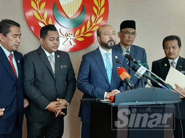 Mukhriz (tiga dari kanan) pada sidang media selepas mempengerusikan mesyuarat Exco di Wisma Darul Aman hari ini.