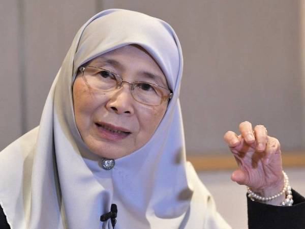 Datuk Seri Dr Wan Azizah Wan Ismail ketika sidang media bersama wartawan Malaysia hari ini, yang membuat liputan sempena lawatan rasmi beliau ke China selama empat hari. Foto: Bernama