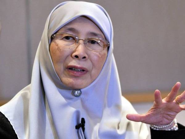 Datuk Seri Dr Wan Azizah Wan Ismail menjawab wartawan Malaysia hari ini, yang membuat liputan sempena lawatan rasmi beliau ke China selama empat hari. Foto: Bernama