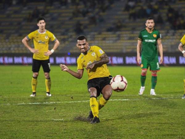 Pemain Perak Leandro Dos Santos (tengah) mengambil sepakan penalti ketika bertemu pasukan Selangor pada saingan Liga Super Malaysia di Stadium Perak malam ini. Keputusan semasa Perak mendahului dengan 3-2. - FOTO BERNAMA