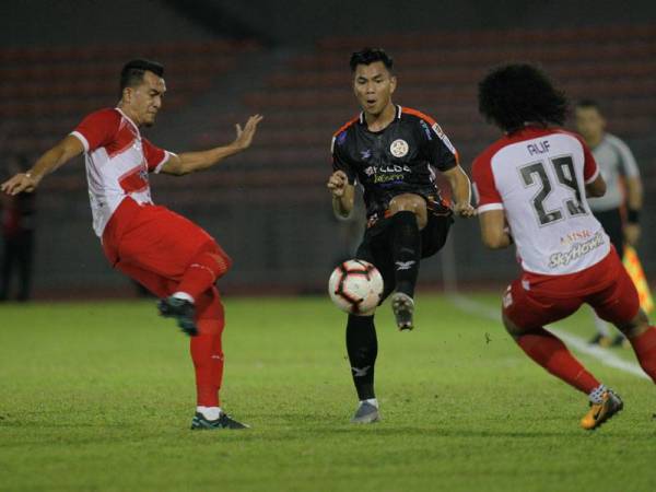 Aksi pemain pasukan Felda United FC Mohamad Arif Fadzilah Abu Bakar (tengah) diasak dua pemain Kuala Lumpur pada perlawanan Liga Super Malaysia 2019 di Stadium Bola Sepak Kuala Lumpur, Cheras semalam. - Foto Bernama