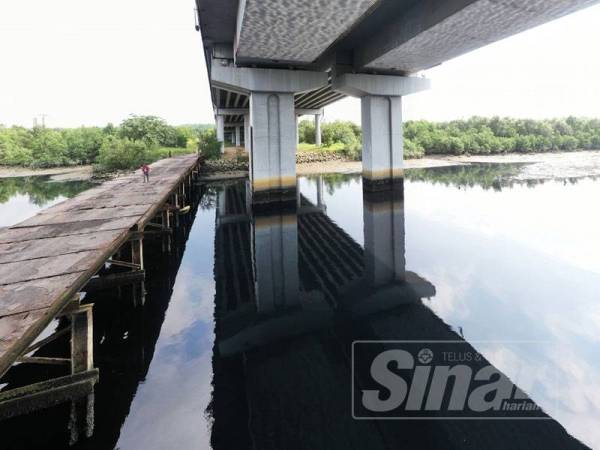 Keadaan air berwarna hitam di Sungai Danga.