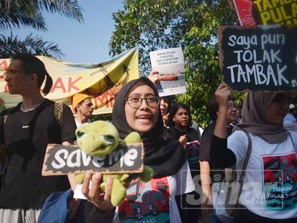 Nelayan dari Perak dan Pulau Pinang bersama aktivis alam sekitar berhimpun di pintu masuk Parlimen, pagi tadi.