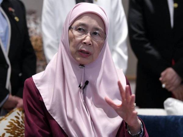 Timbalan Perdana Menteri Datuk Seri Dr Wan Azizah Wan Ismail bercakap pada sidang media hari ini sempena mengakhiri Lawatan Rasmi beliau ke China selama empat hari. - Foto Bernama