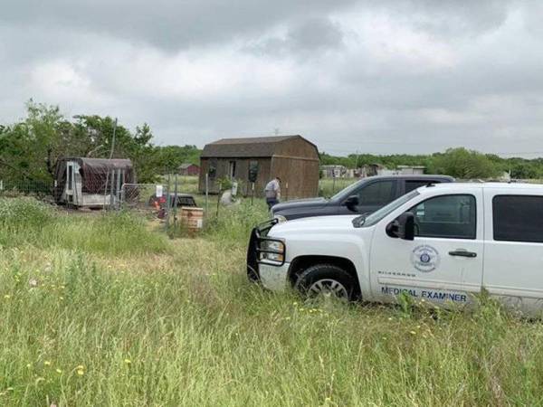 Pasukan perubatan memeriksa kawasan kediaman Mack di Venus, Texas.