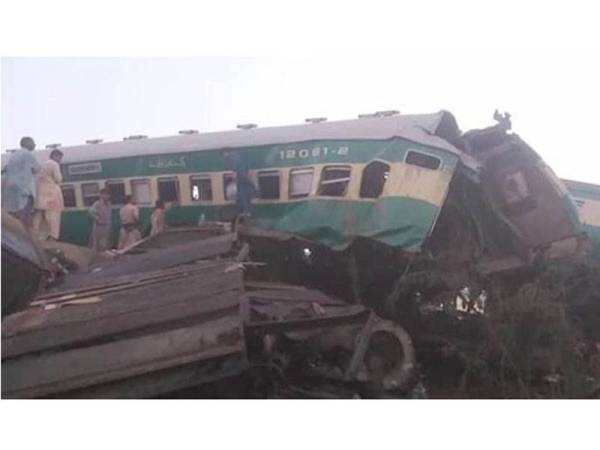 Dua kereta api bertembung di tengah Pakistan awal pagi ini dan meragut sekurang-kurangnya sembilan nyawa.- Foto Pakistan Tribune