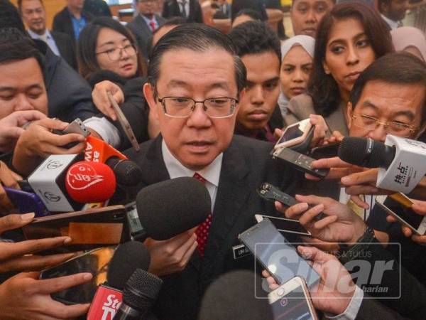 Menteri Kewangan, Lim Guan Eng bercakap pada media di Parlimen hari ini. Foto: SHARIFUDIN ABDUL RAHIM