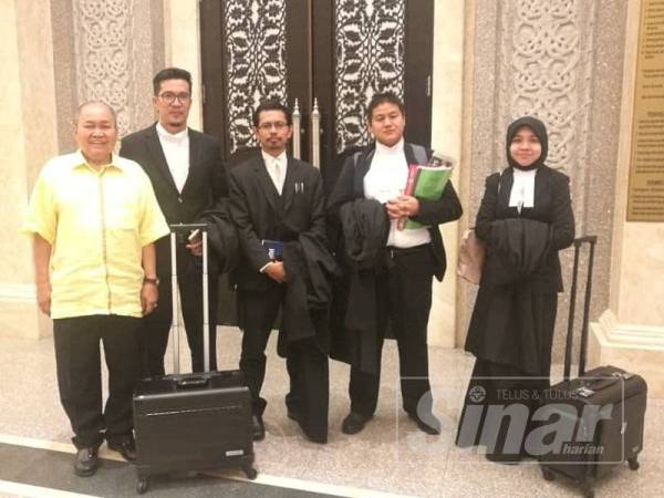 Ibrahim (kiri) bersama pasukan peguam Perkasa di Mahkamah Persekutuan hari ini.