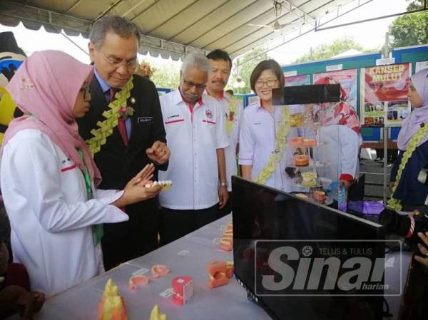 Dzulkefly (dua dari kiri) mendengar penerangan ketika melawat pameran disediakan.