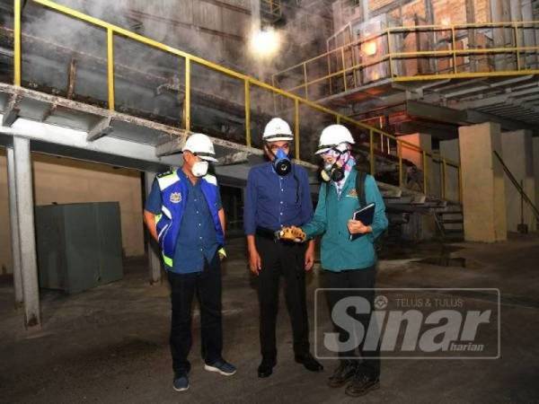 Pengarah JAS Johor, Wan Abdul Latiff Wan Jaafar bersama beberapa anggota operasi memeriksa sebuah kilang.