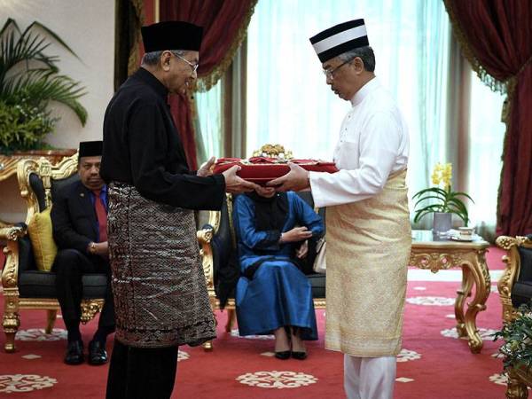 Yang di-Pertuan Agong Al-Sultan Abdullah Ri'ayatuddin Al-Mustafa Billah Shah berkenan menerima Darjah Yang Maha Utama Darjah Kerabat Diraja Malaysia (D.K.M) daripada kerajaan Malaysia yang dipersembahkan oleh Perdana Menteri Tun Dr Mahathir Mohamad pada Istiadat Persembahan Darjah Kebesaran Persekutuan, Darjah Yang Maha Utama Darjah Kerabat Diraja Malaysia (D.K.M) dan Darjah Utama Seri Mahkota Negara (D.M.N) di Istana Negara hari ini. - Foto BERNAMA