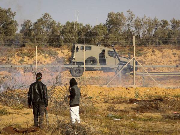 Kenderaan tentera Israel tiba di pagar sempadan Gaza selepas dua lelaki Palestin cuba mendekatinya.