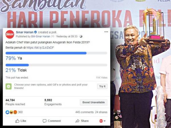 Chef Wan (dua, kanan) menjulang Anugerah Ikon Felda yang disampaikan oleh Dr Mahathir Mohamad (tengah) pada Sambutan Hari Peneroka Felda 2019 di Felda Selancar 3, Ahad lalu.
