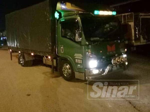 PGA berjaya memintas dan menahan sebuah lori berhampiran lampu isyarat Banggol Kulim.