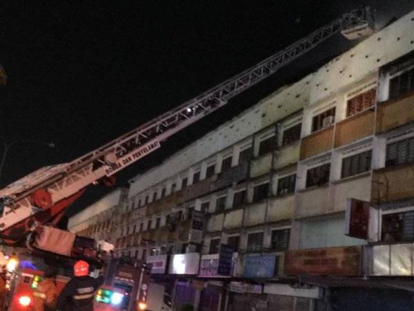 Tujuh lot kedai hangus dalam kejadian kebakaran malam tadi. - FOTO: JBPM Selangor