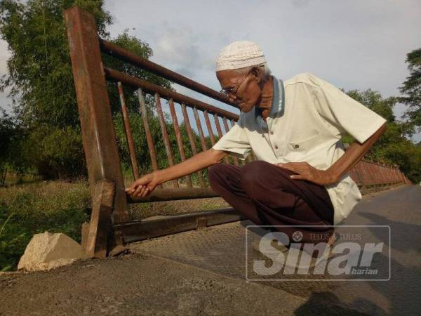 Md Isa menunjukkan bahagian jambatan yang dipateri bagi membolehkan penduduk terus menggunakan jambatan berkenaan.